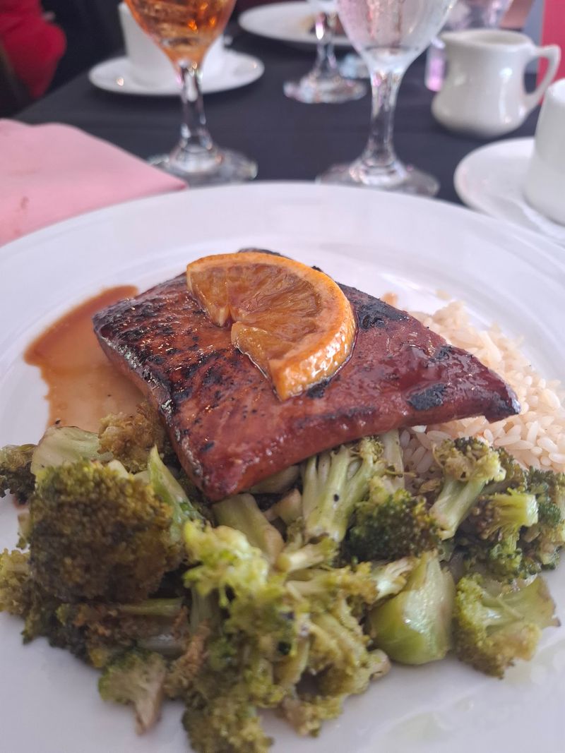 This Kentucky Dinner Train Pairs Delicious Meals With Gorgeous Countryside Views - Decor Hint A Real Chef Is Cooking Somewhere Behind You