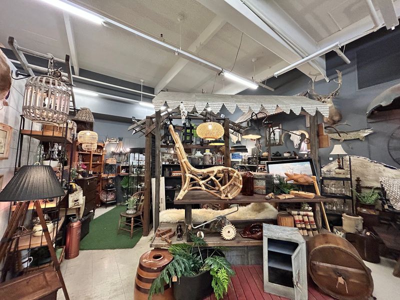 8 Massive Idaho Markets Where Bargain Hunters Dig Through Rare Finds Before The Holidays