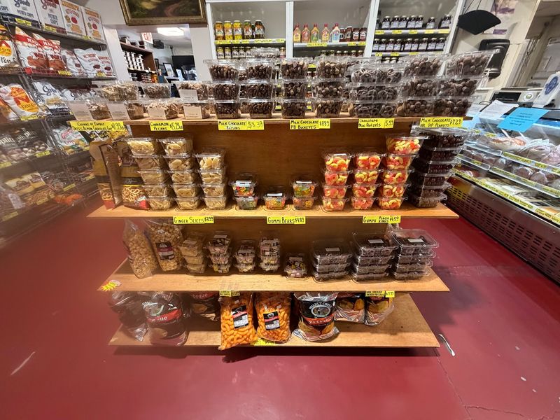 At This Amish-Style Store In Florida, You Leave With Shoofly Pie, Whoopie Pies, And Made-To-Order Deli Sandwiches