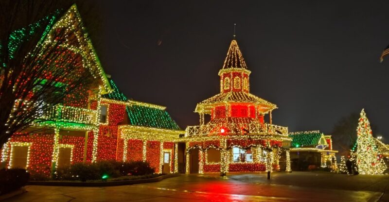 This Kentucky Theme Park Turns Into The State’s Biggest Christmas Celebration With 1.5 Million Lights And Families Can’t Get Enough