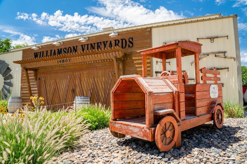 Started As A Tiny Roadside Stand, This Idaho Fruit Market Now Fills A Whole Barn With Apples