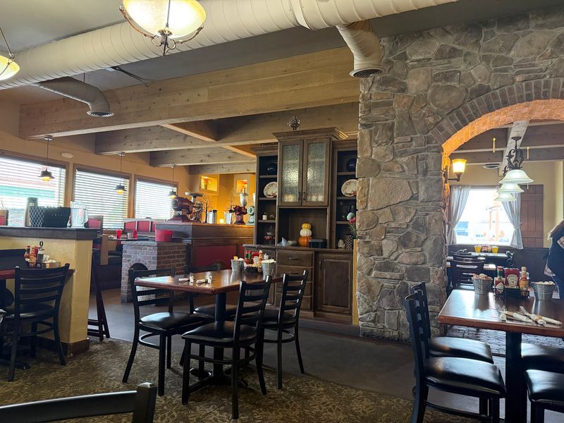 This Idaho Restaurant Serves French Toast So Big It Hangs Off The Plate And Goes Home In A Box