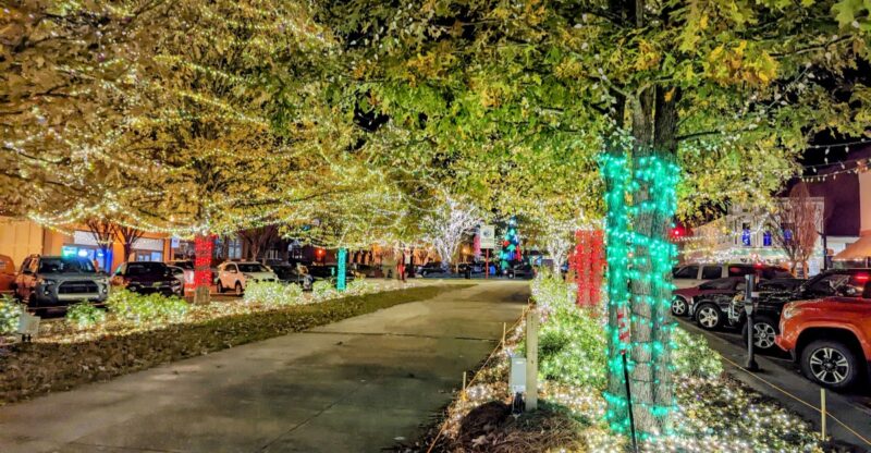 This Georgia City Turns Its Downtown Into A Free Christmas Wonderland With Over A Million Dancing Lights